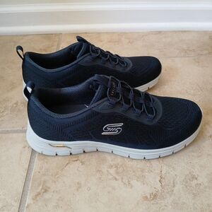 New Skechers size 8.5 Arch Fit Mavy sneakers